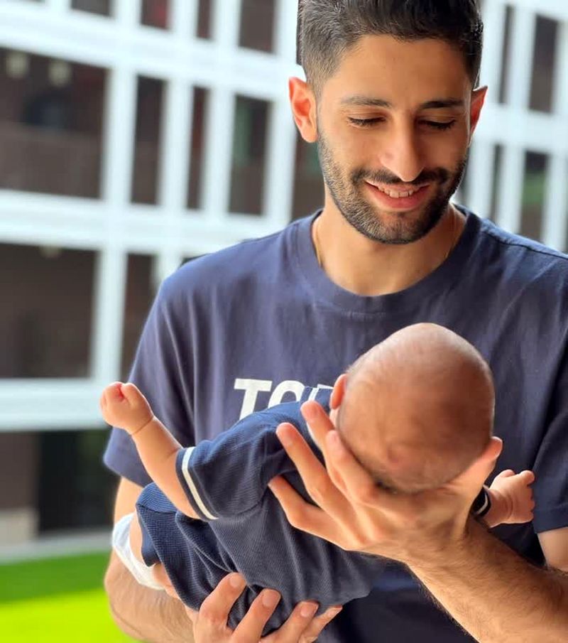 عکس میلاد عبادی پور و فرزندش