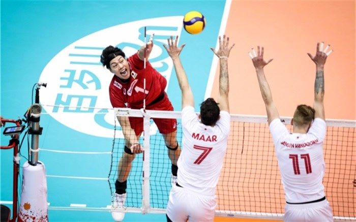 ضربه زن مقابل والیبال تونس