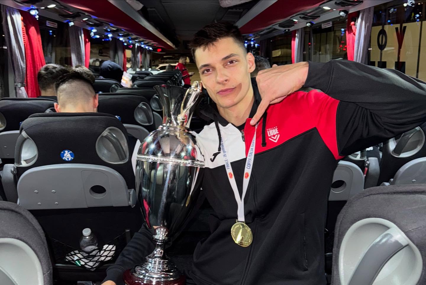 الکساندر نیکولوف کیست