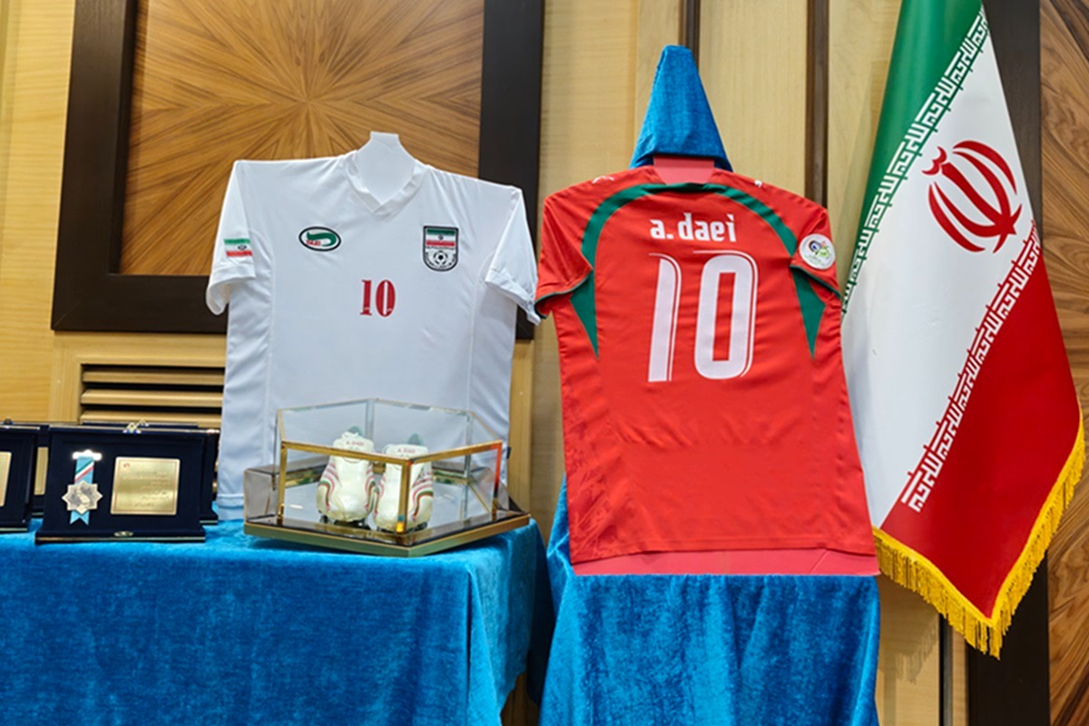 حراج کفش و پیراهن اسطوره فوتبال ایران حراج کفش و پیراهن اسطوره فوتبال ایران