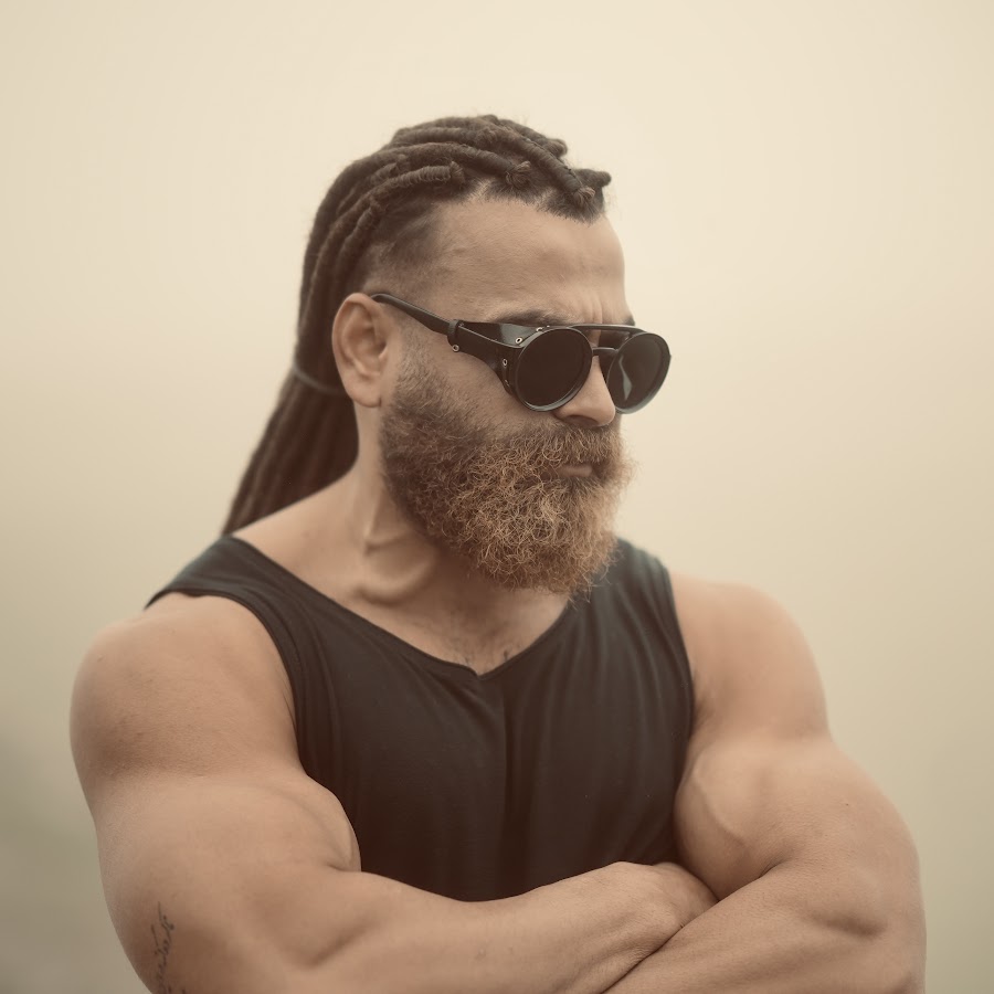 پریا معروف‌ترین آهنگ معین